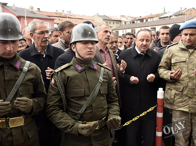 ŞEHİT ÜSTEĞMEN ERDEM KESKİN'İN CENAZESİ BABA OCAĞINDA galerisi resim 8