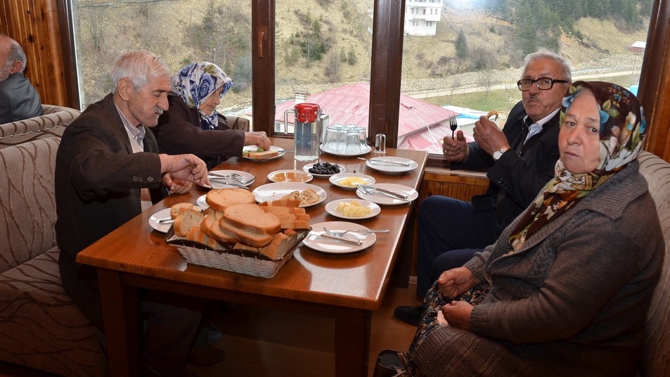 GÜMÜŞHANE’DEN 100 YAŞLI VATANDAŞ UZUNGÖL’Ü GEZDİ galerisi resim 1