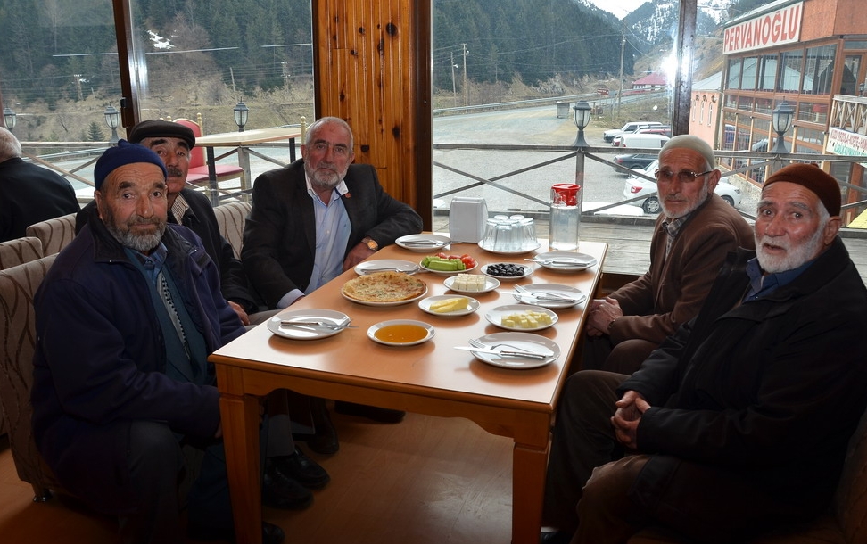 GÜMÜŞHANE’DEN 100 YAŞLI VATANDAŞ UZUNGÖL’Ü GEZDİ galerisi resim 2