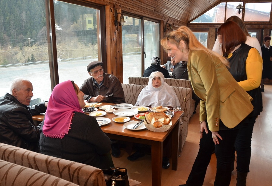 GÜMÜŞHANE’DEN 100 YAŞLI VATANDAŞ UZUNGÖL’Ü GEZDİ galerisi resim 3