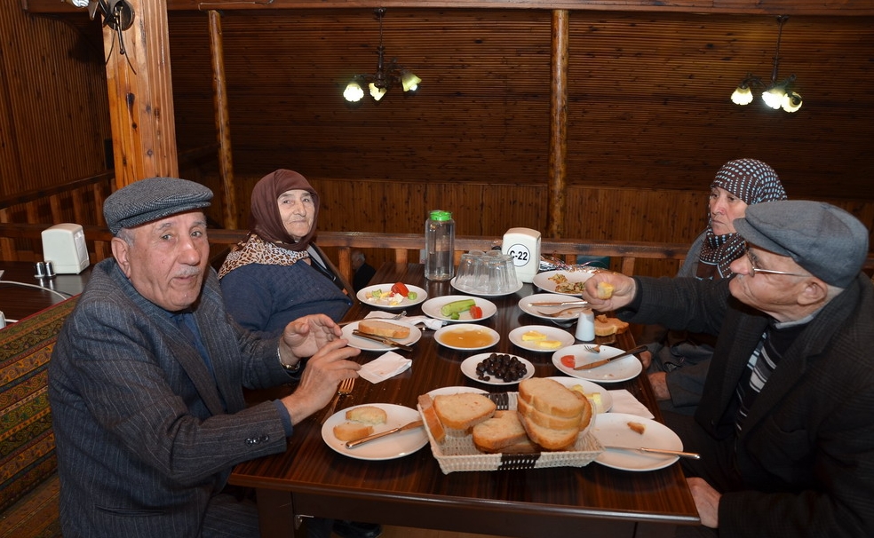 GÜMÜŞHANE’DEN 100 YAŞLI VATANDAŞ UZUNGÖL’Ü GEZDİ galerisi resim 4