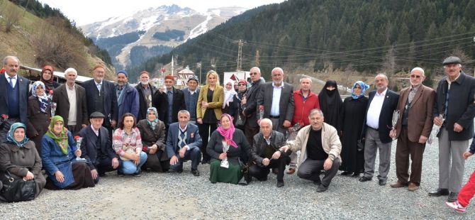 GÜMÜŞHANE’DEN 100 YAŞLI VATANDAŞ UZUNGÖL’Ü GEZDİ