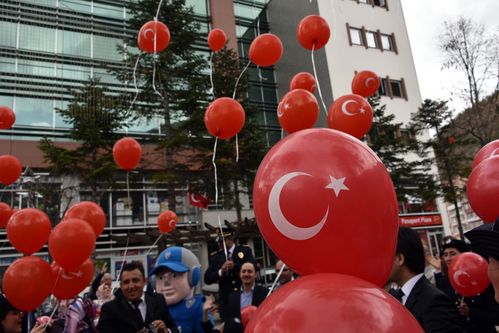 MİNİK ÖĞRENCİLER EMNİYET MÜDÜRÜ OLDU, VATANDAŞA KARANFİL DAĞITTI galerisi resim 10