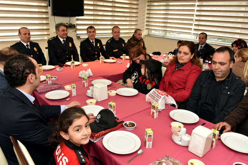 MİNİK ÖĞRENCİLER EMNİYET MÜDÜRÜ OLDU, VATANDAŞA KARANFİL DAĞITTI galerisi resim 11