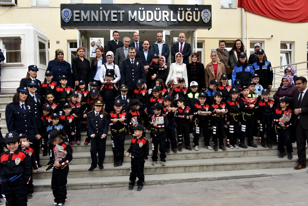 MİNİK ÖĞRENCİLER EMNİYET MÜDÜRÜ OLDU, VATANDAŞA KARANFİL DAĞITTI galerisi resim 2