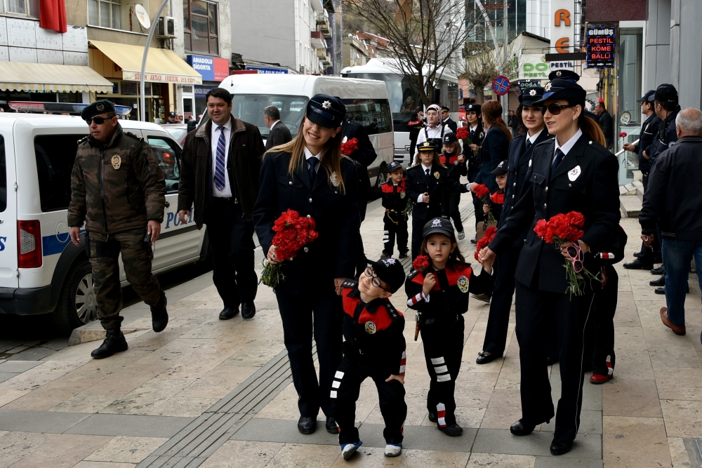 MİNİK ÖĞRENCİLER EMNİYET MÜDÜRÜ OLDU, VATANDAŞA KARANFİL DAĞITTI galerisi resim 3