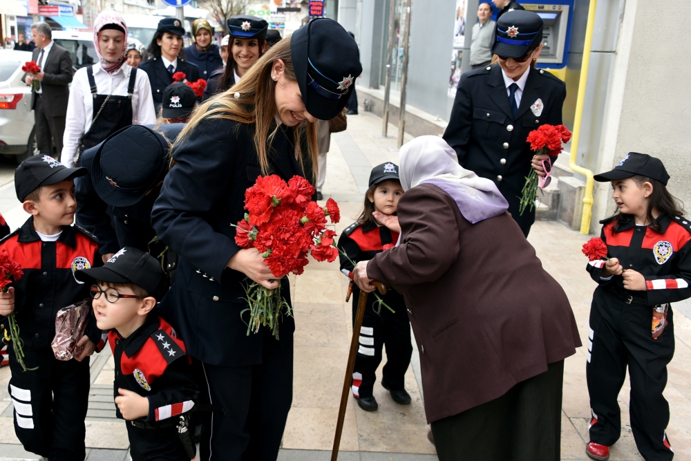MİNİK ÖĞRENCİLER EMNİYET MÜDÜRÜ OLDU, VATANDAŞA KARANFİL DAĞITTI galerisi resim 4