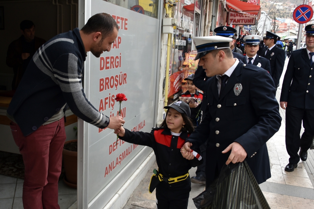 MİNİK ÖĞRENCİLER EMNİYET MÜDÜRÜ OLDU, VATANDAŞA KARANFİL DAĞITTI galerisi resim 5