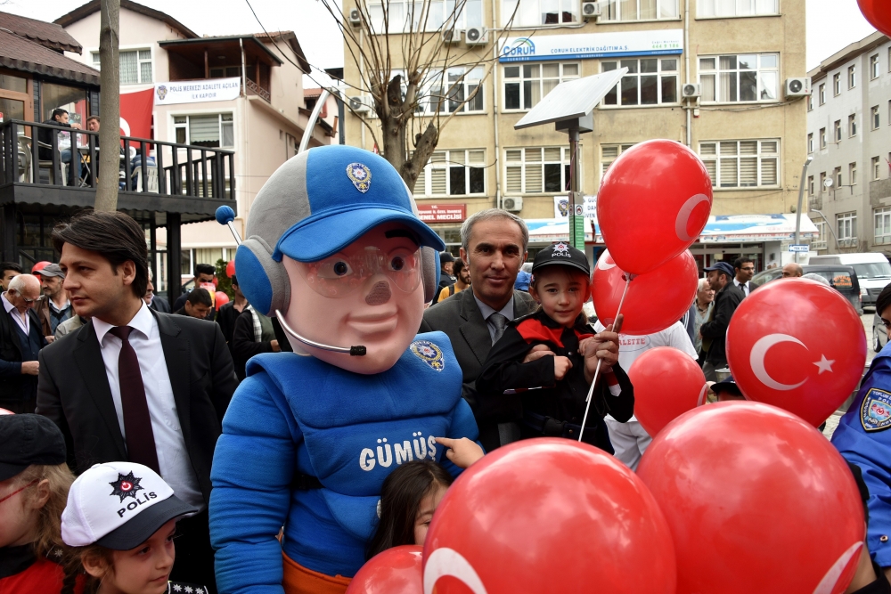 MİNİK ÖĞRENCİLER EMNİYET MÜDÜRÜ OLDU, VATANDAŞA KARANFİL DAĞITTI galerisi resim 8