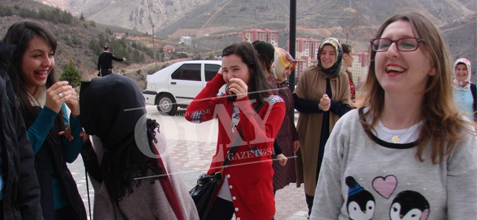 "GÜLME TERAPİSİ"YLE STRES ATIYORLAR galerisi resim 1