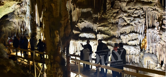 KARACA MAĞARASI'NDA SEZONUN İLK TURİST KAFİLESİ ÇİÇEK VE TATLIYLA K galerisi resim 6