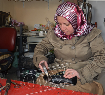 3 ÇOCUK ANNESİ KADIN 17 YILDIR AYAKKABI TAMİRİ YAPIYOR