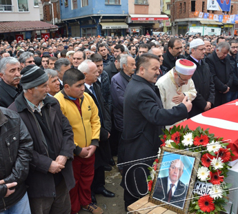 23 NİSAN TÖRENİNDE KALBİ DURAN ÖĞRETMEN VEYSEL ALAN SON YOLCULUĞUNA UĞURLANDI