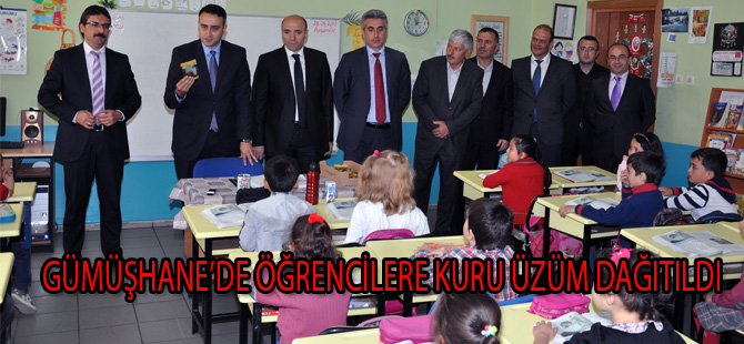 GÜMÜŞHANE’DE ÖĞRENCİLERE KURU ÜZÜM DAĞITILDI