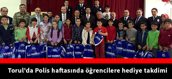 Torul’da Polis haftasında öğrencilere hediye takdimi