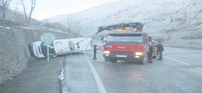 Buzlanan Yolda Kayan Ambulans Yan Yattı