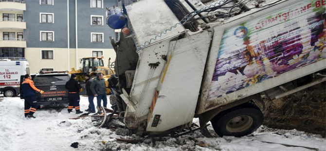 Gümüşhane’de çöp kamyonu devrildi: 1 yaralı