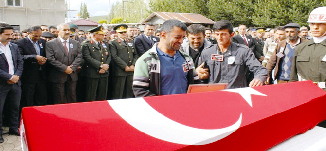 ŞEHİT KARDEŞİ ANNE VE BABASINI BIÇAKLADI