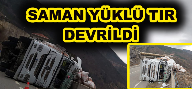 GÜMÜŞHANE'DE SAMAN YÜKLÜ TIR DEVRİLDİ