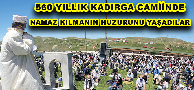 560 YILLIK KADIRGA CAMİİNDE NAMAZ KILMANIN HUZURUNU YAŞADILAR