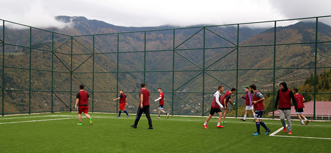 KÜRTÜN’DE BULUTLARIN ARASINDA FUTBOL OYNUYORLAR