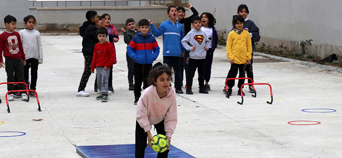 DEPREMZEDE ÇOCUKLAR DEPREMİN ETKİLERİNİ SPORLA ATIYORLAR