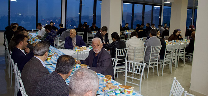 GÜMÜŞHANELİ ÖĞRENCİLER VE İŞ İNSANLARI İFTARDA BİR ARAYA GELDİ