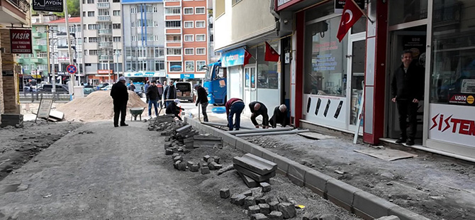 GÜMÜŞHANE’DE YOL VE KALDIRIM ÇALIŞMALARI TÜM HIZIYLA SÜRÜYOR