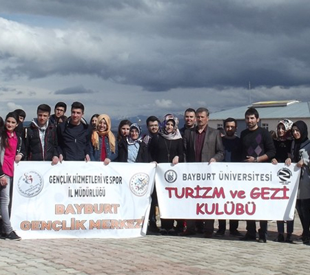 BAYBURT ÜNİVERSİTESİ ÖĞRENCİLERİ BAYBURT ÇEVRESİNİ AĞAÇLANDIRIYOR