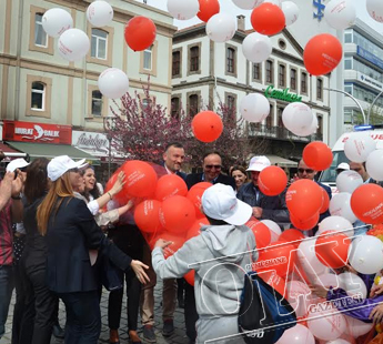 KALP HASTALIKLARI VE KANSERE DİKKAT ÇEKMEK AMACIYLA GÖKYÜZÜNE BALON BIRAKTILAR