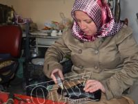 3 ÇOCUK ANNESİ KADIN 17 YILDIR AYAKKABI TAMİRİ YAPIYOR