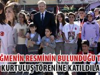 ŞEHİT TEĞMENİN RESMİNİN BULUNDUĞU TİŞÖRTLE KURTULUŞ TÖRENİNE KATILDILAR