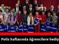 Torul’da Polis haftasında öğrencilere hediye takdimi