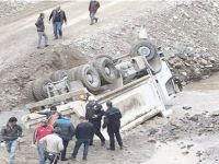 Hafriyat kamyonu Harşit çayında devrildi