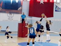 GÜMÜŞ KIZLAR LİDER'E DİRENEMEDİ