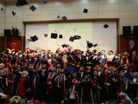 BARETLERİYLE KUTLADILAR