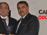CANLI ÖDÜLÜNÜ ALDI
