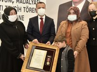 ŞEHİT BURAK TOK’UN AİLESİNE DEVLET ÖVÜNÇ MADALYASI VE BERATI VERİLDİ