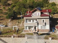 FOTOĞRAFÇI AİLE KÖY EVİNİ FOTOĞRAF PLATOSUNA ÇEVİRDİ