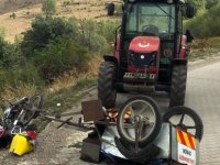 MOTOSİKLETLE TRAKTÖR ÇARPIŞTI: 1 YARALI