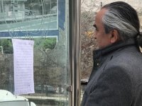 İLKOKUL ÖĞRENCİSİNİN DURAĞA ASTIĞI YAZI DUYGULANDIRDI