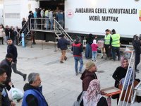 KAHRAMANMARAŞ'TA JANDARMA, GÜNLÜK 7 BİN DEPREMZEDEYE YEMEK ÇIKARIYOR Kahramanmaraş'ta büyük yıkıma neden olan 2 büyük depremin ardından bölgeye gelen Jandarma Genel Komutanlığı mobil mutfak aracı, günlük 11 bin ekm