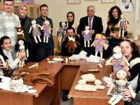 ÖZEL ÇOCUKLAR DEPREMZEDE ÇOCUKLAR İÇİN BEZ BEBEK YAPIYOR