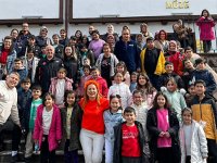 ÜNLÜ YAZAR VE TİYATROCULAR DEPREMZEDE ÇOCUKLARIN YÜZÜNÜ GÜLDÜRDÜLER