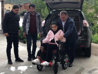 BAŞKAN ÇİMEN SÜMEYRA’YA AKÜLÜ TEKERLEKLİ SANDALYE HEDİYE ETTİ