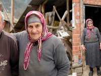 GÖRMEYEN GÖZLERİNE RAĞMEN HAYVANCILIK YAPARAK HAYATA TUTUNUYOR