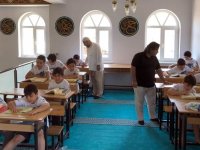 ÇOCUKLARIN İLGİSİ ARTSIN DİYE CAMİ HALISI FUTBOL SAHASI OLDU