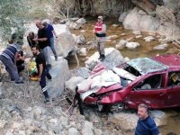 KONTROLDEN ÇIKAN ARAÇ DEREYE YUVARLANDI: 1 KİŞİ YARALANDI