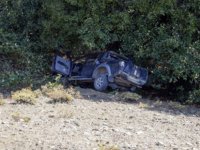 GERİ MANEVRA YAPAN PİKAP 40 METREDEN YUVARLANDI: 1 YARALI