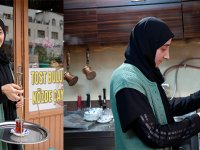 GÜMÜŞHANE’NİN TEK KADIN ÇAYCISI MÜŞTERİLERİ ŞAŞIRTIYOR
